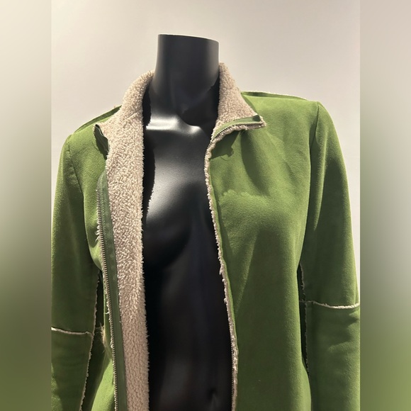 So cute Velvet faux shearling green pea coat. Size M in excellent condition - Picture 3 of 8